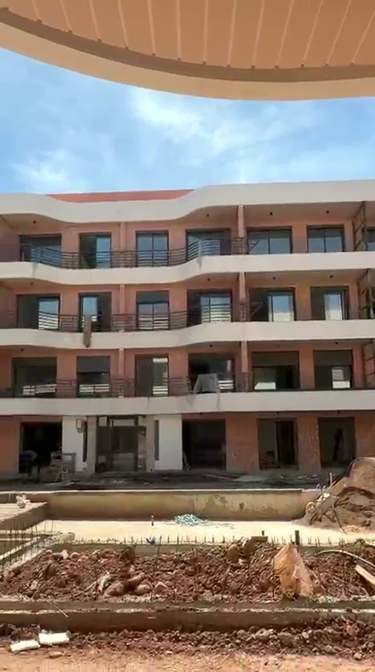 Façade de la Residence Ennaim et piscine commune en finition